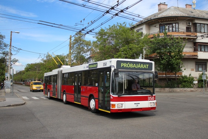 Gelenkobus 350 ex EW 040 an der Hermina út beim Überqueren der Erzsébet királyné útja